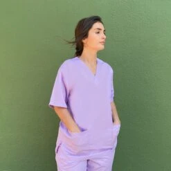 Blusón Liso Clásico Cuello De Pico Lavanda -Enfermania bluson liso clasico cuello de pico lavanda 1