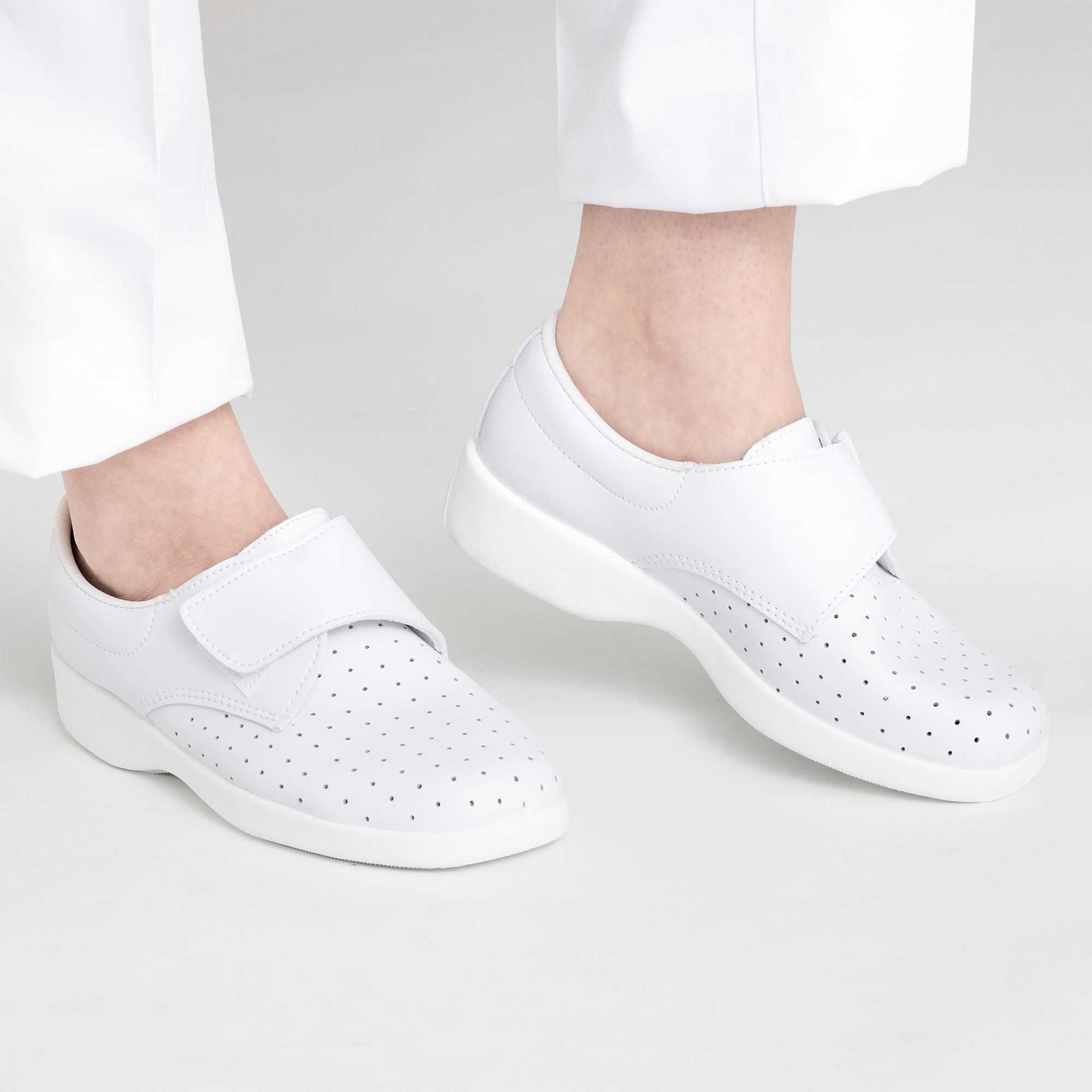 Enfermania -Enfermania zueco cerrado sanitario KALMA K 671 blanco mujer calzado de trabajo laboral lateral